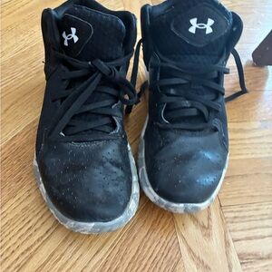 Under Armour Kids size 7Y  Athletic Shoes